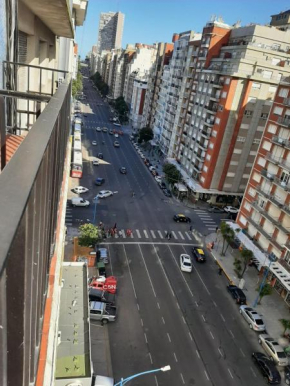 IMPECABLE DEPARTAMENTO. PLAZA COLON CON BALCON A LA CALLE